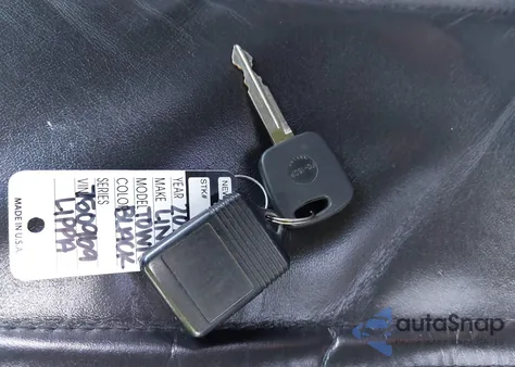 2011 Lincoln Town Car Signature Limited z USA, uszkodzony, nr VIN 2LNBL8CV9BX750969